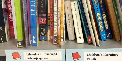 książki w biblioteczce Montessori