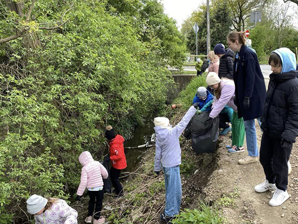 dzien ziemi sprzatanie okolicy mokronos gorny