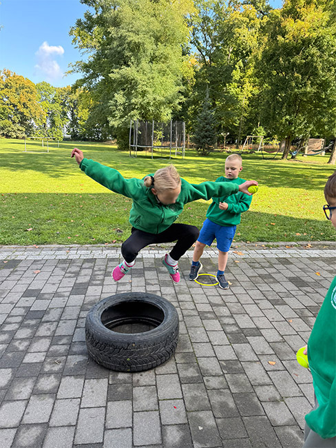 aktywnosci ruchowe na farmie montessori