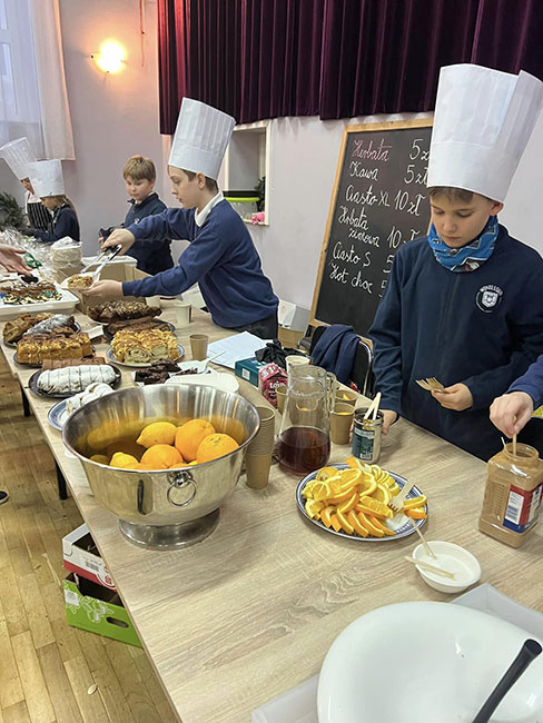 ciasta przysmaki podczas kiermaszu charytatywnego akademii montessori