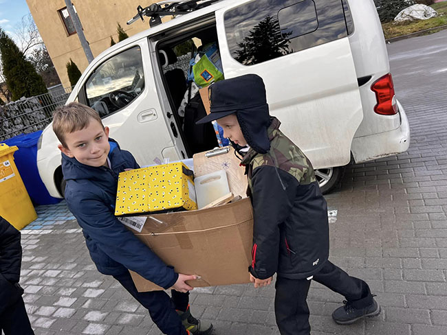 uczniowie pomagaja w organizacji kiermaszu w smolcu